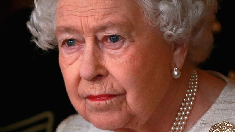 Královna Alžběta II vypadala znepokojeně