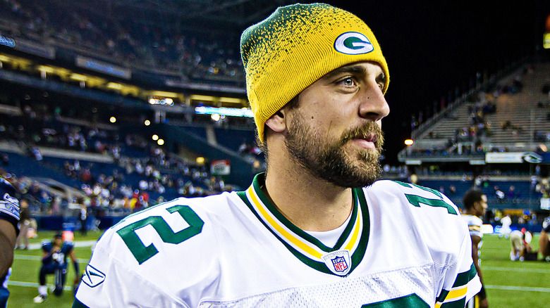 Aaron Rodgers vestindo uniforme do Green Bay Packers e gorro
