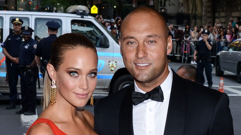 Hannah Davis e Derek Jeter tapete vermelho