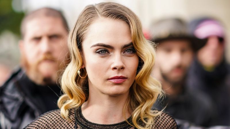 巻き毛とメッシュトップのCaraDelevingne