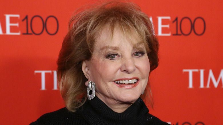 Barbara Walters smiler i svart rullekrave