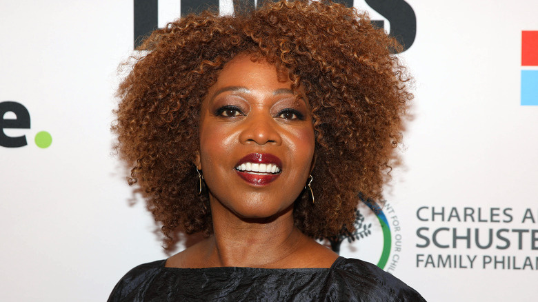   Alfre Woodard sorrindo no tapete vermelho