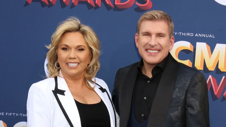 Todd a Julie Chrisley s úsměvem na červeném koberci