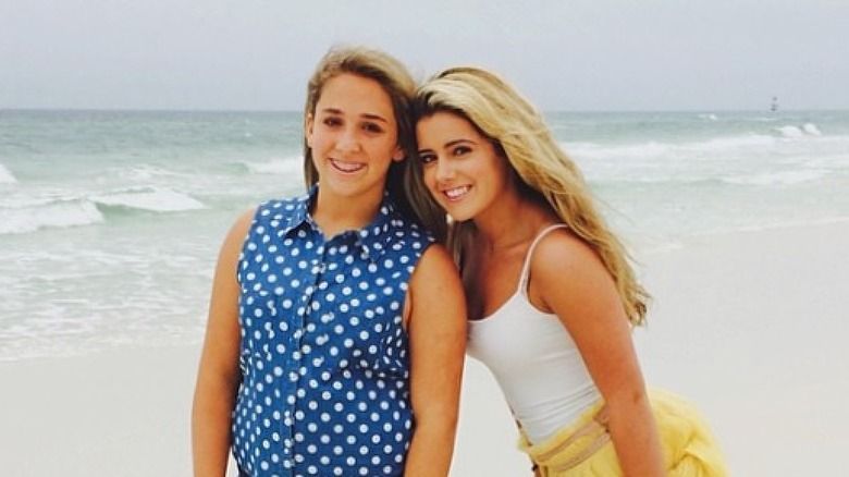 Ariana Biermann at kapatid na si Brielle Biermann selfie sa isang larawan sa Instagram mula Abril 2014