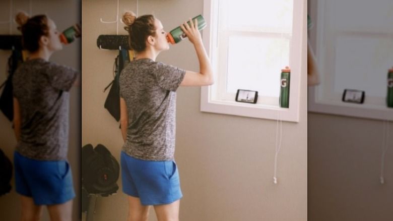 Jinger Duggar amb pantalons curts blaus