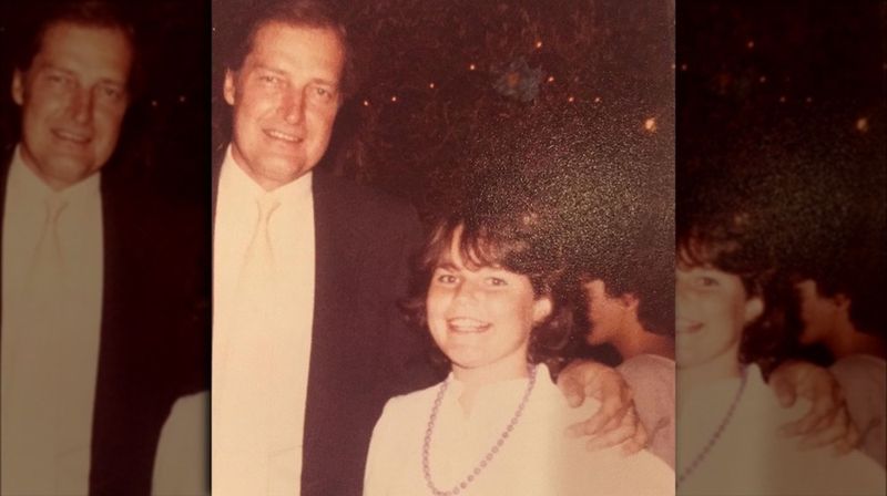 Savannah Guthrie sorrindo ao lado de seu pai em uma foto reminiscente