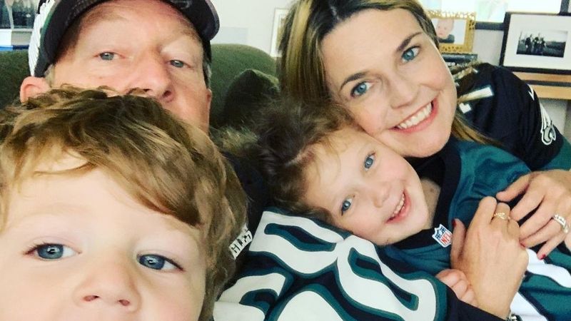 Savannah Guthrie, Michael Feldman e seus dois filhos sorrindo para uma foto no Instagram