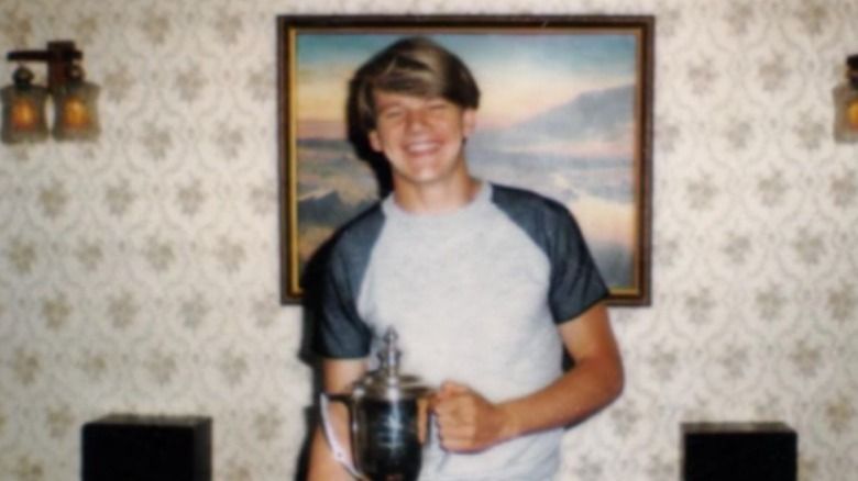 Gordon Ramsay pózuje s trofejí jako teenager