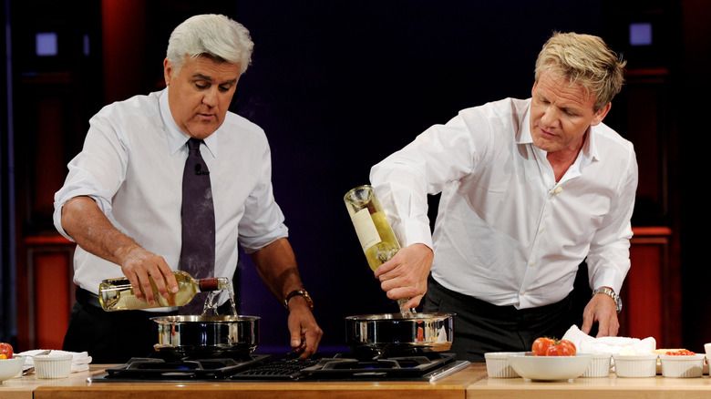 Masterchef Gordon Ramsay (R) se objeví v The Tonight Show s Jay Leno