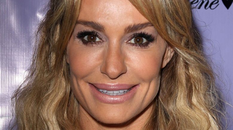 Taylor Armstrong uśmiecha się na czerwonym dywanie