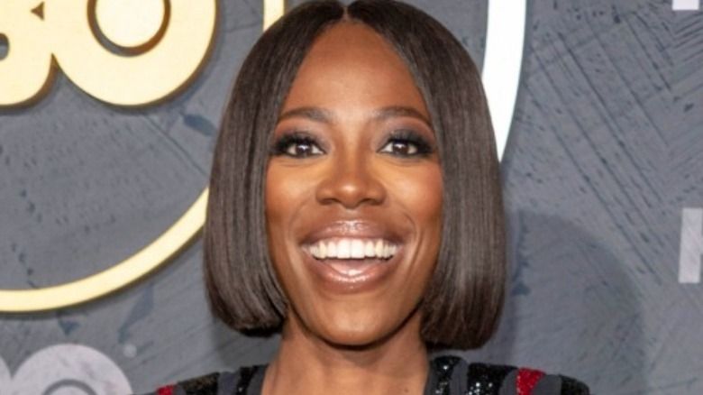 Yvonne Orji se širokým úsměvem