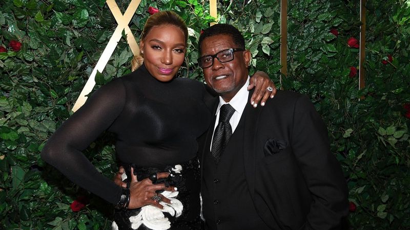 Nene Leakes i Greg Leakes de bracet, posant