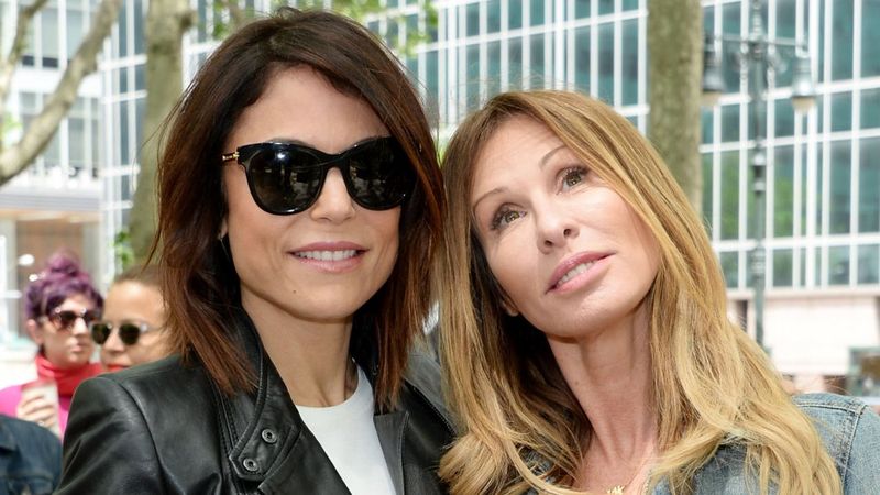 Bethenny Frankel e Carole Radziwell sorrindo juntas