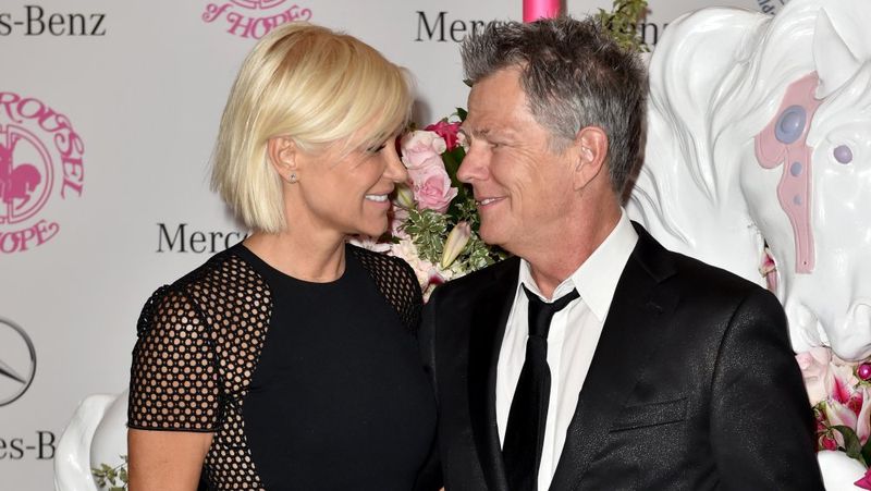 Yolanda Hadid e David Foster olhando um para o outro