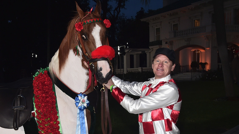  Carson Kressley mit einem Pferd