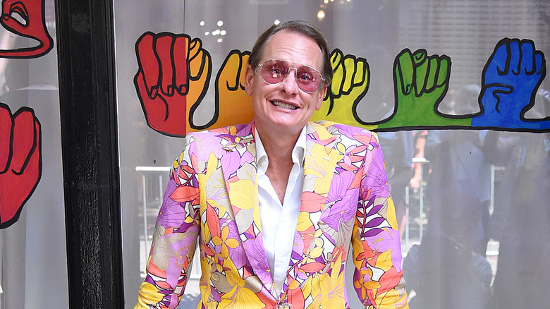   Carson Kressley in einem farbenfrohen Anzug