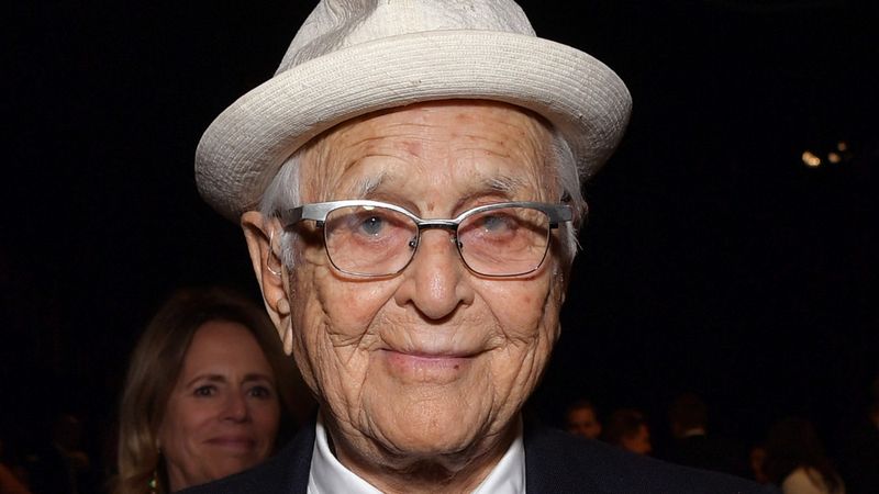 Norman Lear se usmívá