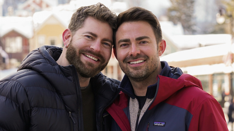  Jonathan Bennett a Jaymes Vaughan se usmívají