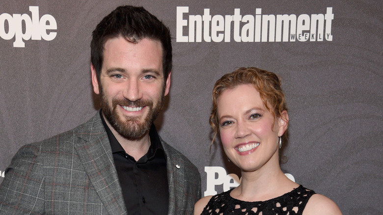   Colin Donnell a Patti Murin se usmívají