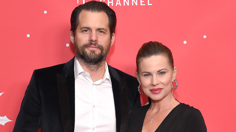   Kristoffer Polaha a jeho manželka Julianna Morris pózují