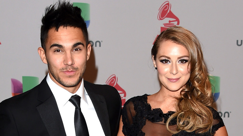   Carlos a Alexa PenaVega pózují
