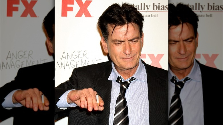   Charlie Sheen fuma su un tappeto rosso