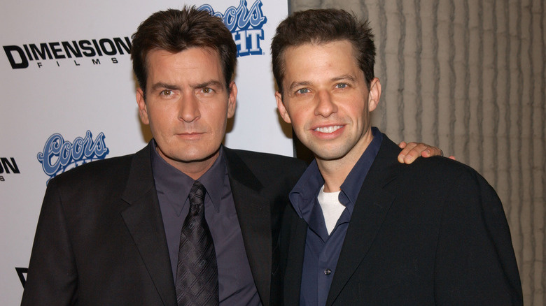   Charlie Sheen con il braccio attorno a Jon Cryer's shoulders