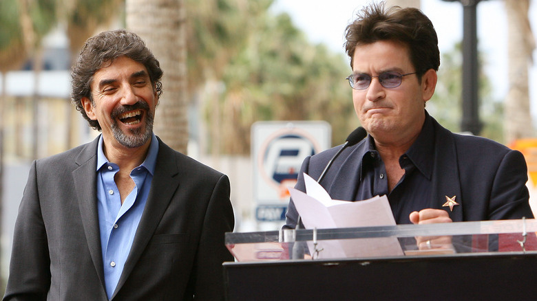   Charlie Sheen onora Chuck Lorre sulla Hollywood Walk of Fame