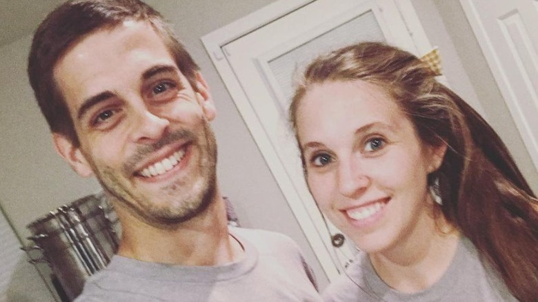   Derick Dillard e Jill Duggar Dillard sorrindo