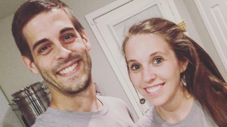   Derick Dillard และ Jill Duggar Dillard ยิ้ม