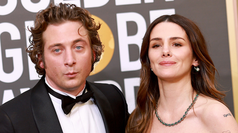   Jeremy Allen White posando com a ex-esposa Addison Timlin