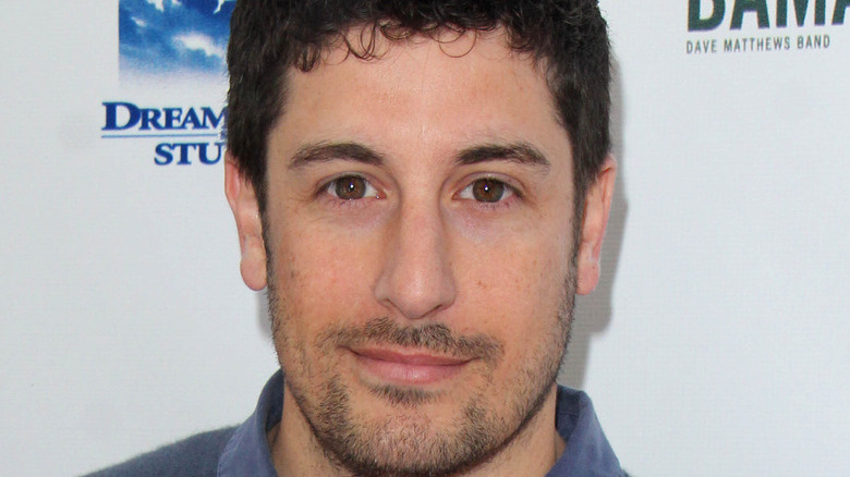   Jason Biggs olhando